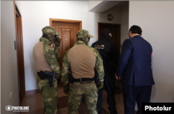ԱԱԾ դիմակավորված աշխատակիցները՝ Լևոն Քոչարյանի տան առջև