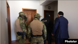 Իրավապահները՝ պատգամավոր Լևոն Քոչարյանի տան դիմաց, ներսում քննչական գործողություններ են, 25.08.2026 թ.