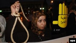 Marok - Një aktiviste e Amnesty International gjatë një proteste kundër dënimit me vdekje në Marok, 10 tetor 2013