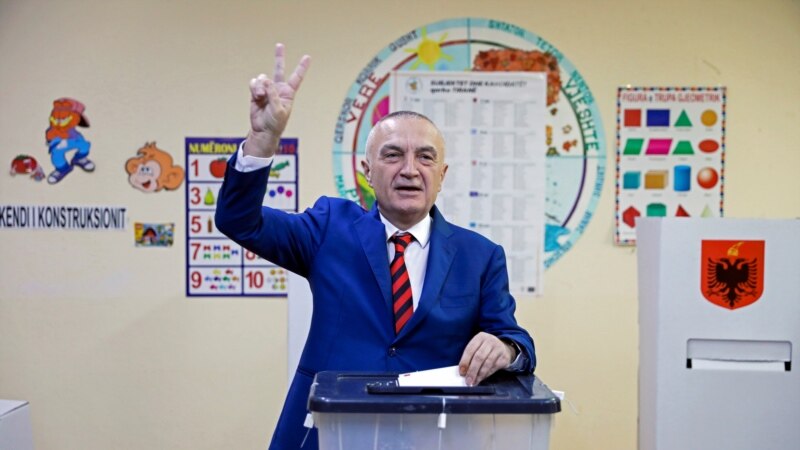 Социјалистичката партија во Албанија собира потписи за смена на претседателот Мета