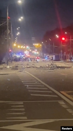 Место падения обломков дрона и частей фасада на Мосфильмовской улице, 4 мая 2026 года