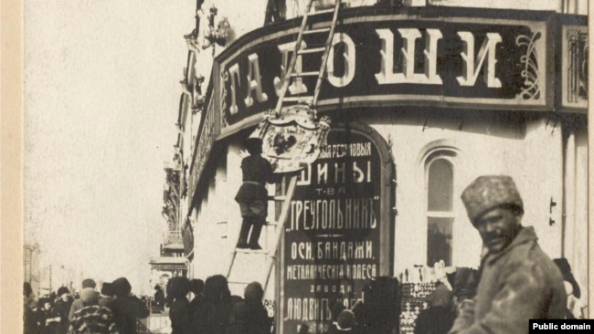 Tomsk. 1917. Removal of the Tsarist symbols