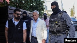 Călin Georgescu este vizat de mai multe dosare penale în România. Imagine de pe 21 septembrie, când Georgescu este dus la audieri. 