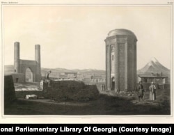 Perzsa épületek az azerbajdzsáni Nahicsevánban, a háttérben az Ararát-hegy csúcsaival. Dubois feljegyezte, hogy mióta Nahicsevánban járt, „1840. június 20-án egy óriási földrengés döntötte le ezt a két épületet. Most már csak a rajzaimon léteznek”