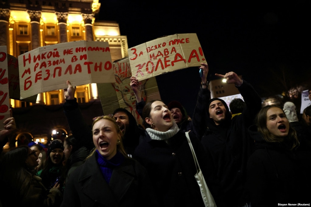 Disa gra duke bërtitur jashtë ndërtesës së parlamentit në Sofje. Protestat masive janë organizuar pasi Qeveria bullgare kishte thënë fillimisht se do ta tërhiqte draftin e buxhetit për vitin 2026 dhe më vonë ka vendosur ta çojë atë përpara.