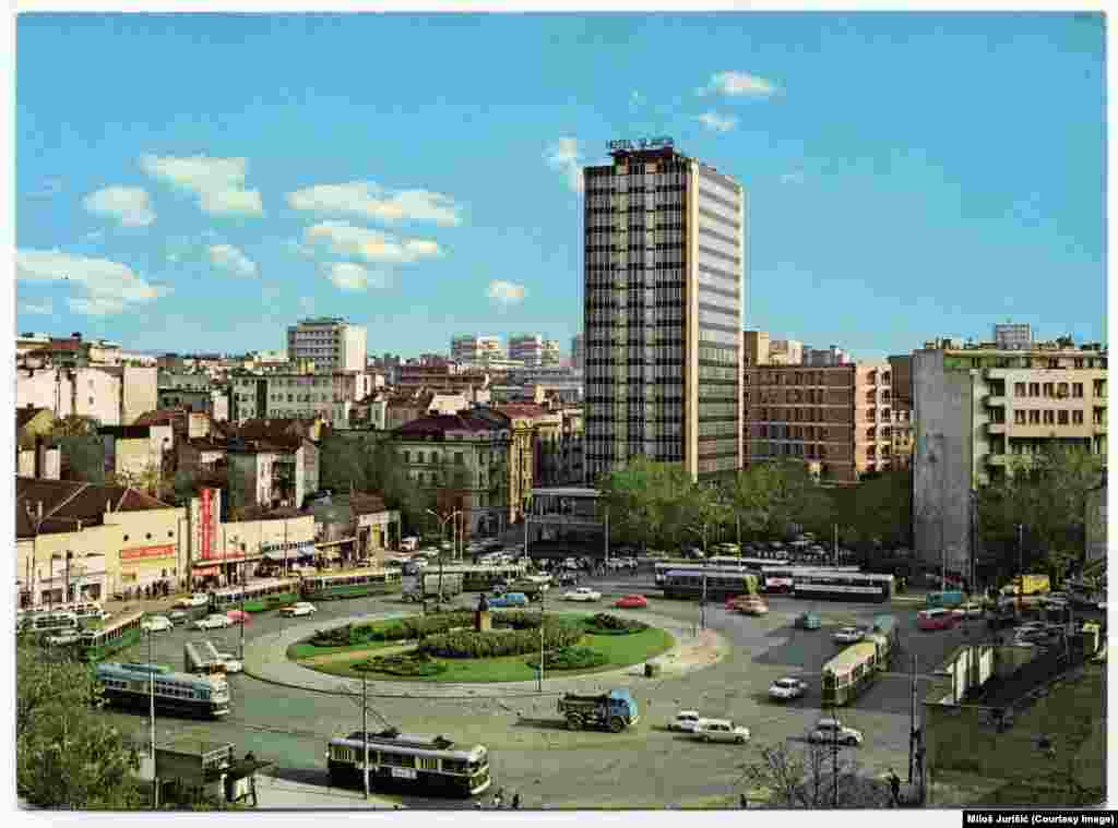 Trg Slavija oko 1975. godine. Centralni deo trga, kružni tok, koji je i danas jedna od glavnih beogradskih saobraćajnica, najveću promenu doživeo je 2017. kada je na mestu gde je bila bista srpskog socijaldemokrate sa početka dvadesetog veka Dimitrija Tucovića izgrađena muzička fontana.