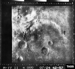 A view of the surface of Mars from the Zond 2 orbiter in 1965, six years before the Mars 2 and Mars 3 landers would get a lot closer.
