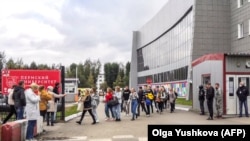 Студенти залишають територію кампусу, Перм, Росія, 20 вересня 2021 року