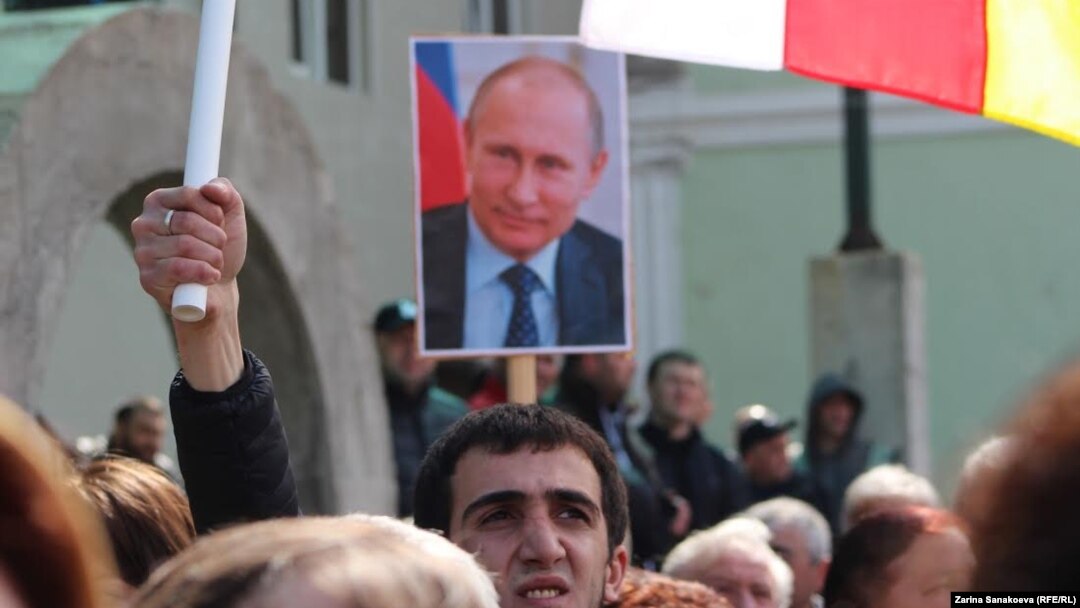 Югоосетинские политики предполагают, что на выборах президента Росси большинство жителей республики проголосует за Путина