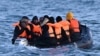 Anglia felé tartó migránsok a La Manche csatornán