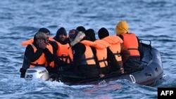 Migranti u čamcu na putu za Dover, grad na jugoistoku Engleske, decembar 2023.