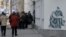 Опашка пред пункта за ваксинация на болница "Н. И. Пирогов". Снимката е от 19 март 2021 г.