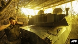 Soldat ucrainean la marginea orașului Ceasiv Iar într-o fotografie distribuită de armata ucraineană, la 22 iulie 2025. Rușii pretind că de-acum controlează orașul.