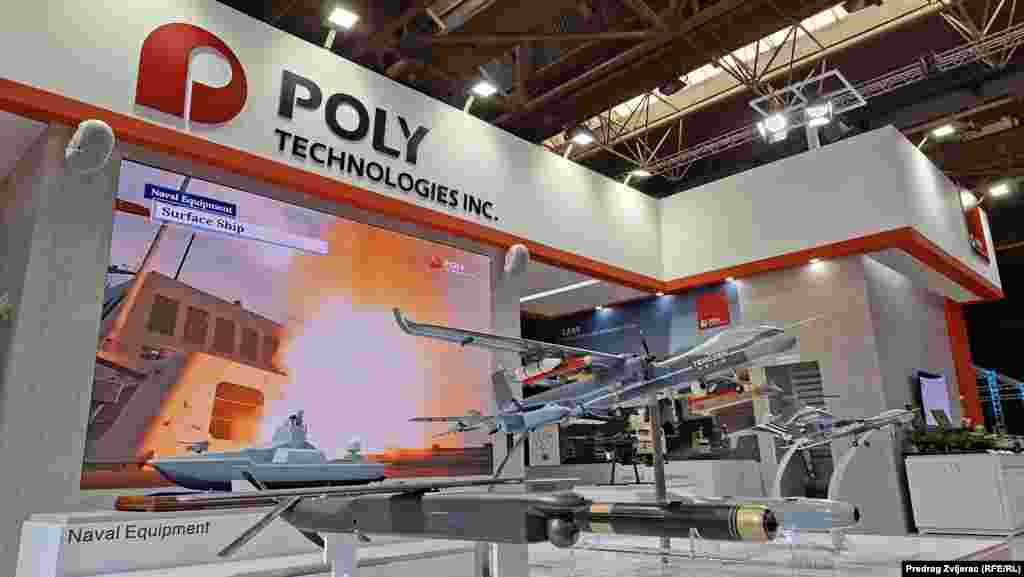 Dronovi i makete raketa i jurišnih brodova na štandu kineske firme Poly Technologies