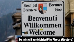 Intrarea în localitatea italiană Brenner de la frontiera cu Austria