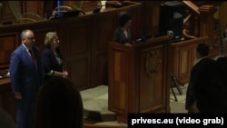 Maia Sandu, rostind jurământul de la tribuna Parlamentului