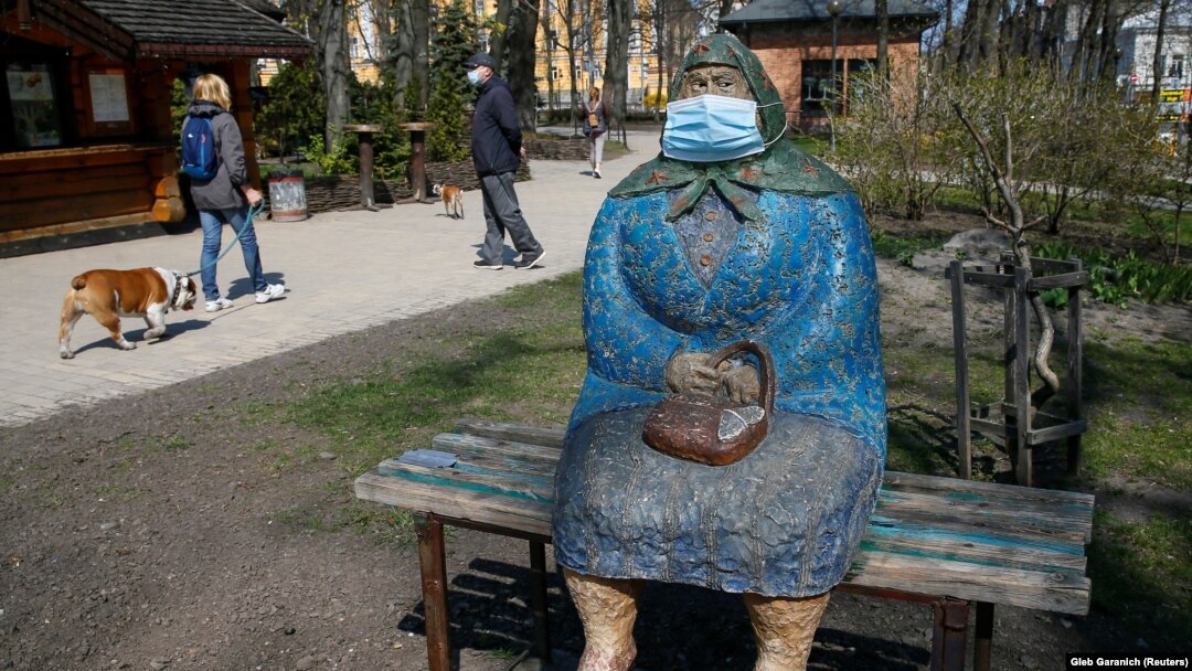 Imagine din Ucraina, sculptura „Bunica”, dotată cu o mască de protecție