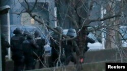 Франция - Полицейский спецназ проводит операцию по освобождению заложников в магазине кошерных продуктов у Венсанских ворот на востоке Парижа, 9 января 2015 г. 