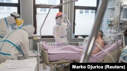 U bolnicama u Srbiji trenutno je 4,279 pacijenata, od kojih je 189 na respiratorima. (Foto: Odeljenju intenzivne nege Kliničkog centra Vojvodine u Novom Sadu, 8. marta 2021.)