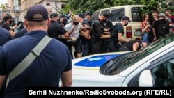 Олександр Кольченко (в центрі) під час затримання, Київ, 10 серпня 2020 року