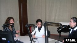 «14-24»ün qonaqları - Ülviyyə Ağayeva (solda) və Əzizə Lalayeva, 13 dekabr 2006