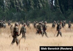 Soldații georgieni părăsesc o bază militară după bombardarea locuitorilor din Gori, o localitate aflată la 80 de kilometri de Tbilisi, 9 august 2008.