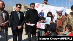 پدر و مادر بسم الله عادل به میدان هوایی غور آمده و خواستار عدالت اند