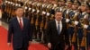 Президент Китаю Сі Цзіньпін (ліворуч) і президент Киргизстану Садир Жапаров проходять повз почесну варту під час церемонії в Пекіні у лютому 2025 року