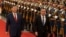 Президент Китаю Сі Цзіньпін (ліворуч) і президент Киргизстану Садир Жапаров проходять повз почесну варту під час церемонії в Пекіні у лютому 2025 року