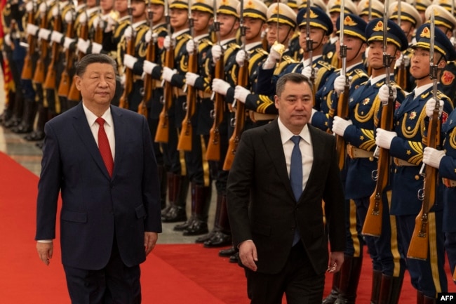 Presidenti kinez, Xi Jinping, (majtas) dhe homologu i tij kirgiz, Sadyr Japarov, gjatë vizitës së këtij të fundit në Pekin, në shkurt 2025.