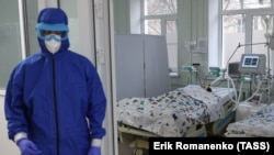 A medical worker conducts ward rounds in the COVID-19 facility of City Hospital No. 6 in Rostov-on-Don earlier this month.