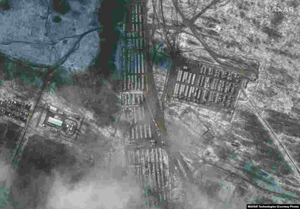 Погляд на російську наземну техніку в Єльні. Росія, 9 листопада 2021 року.&nbsp;Satellite image &copy;2022 Maxar Technologies