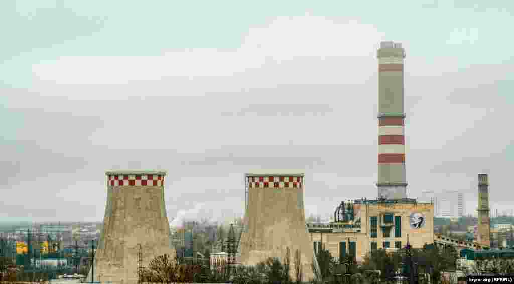 Градирні та димову трубу електроцентралі видно за кілька кілометрів. Перший промисловий струм тодішня ДРЕС видала 30 грудня 1958 року