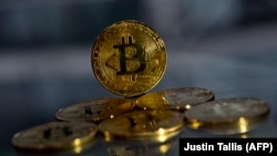 Криптовалютанын эң белгилүү түрү - биткоиндин (Bitcoin) эмблемасы. 