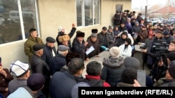 Местные жители во время суда аксакалов в селе Исмаил. 7 декабря 2021 года. 