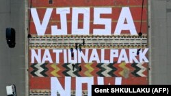 Slogan "Vjosa nacionalni park sada" na trgu u Tirani