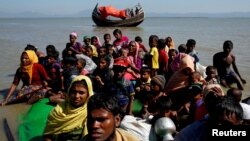 Facebookove platforme promovišu nasilje protiv progonjene manjine stoji u tužbi Rohinja izbjeglica.(Rohinja izbjeglice sjede na improviziranom čamcu dok ih ispituje granična straža Bangladeša, u Shah Porir Dwip blizu Cox's Bazara, 9. novembra 2017.)