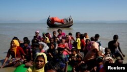 Rohinja izbjeglice sjede na improviziranom čamcu dok ih ispituje bangladeška granična straža nakon prelaska granice Bangladeša i Mjanmara, u blizini Cox's Bazara, Bangladeš, 9. novembra 2017.