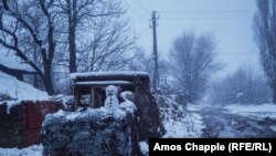 Снежен човек във военна база близо до фронта в региона на Луганск на 6 декември.