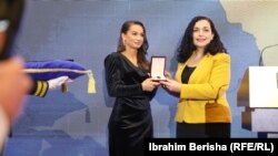 Majlinda Kelmendi gjatë ceremonisë së organizuar me rastin e tërheqjes së saj nga sporti aktiv. 