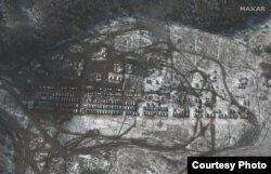 O imagine din satelit arată o privire de ansamblu asupra corturilor trupelor ruse ridicate în Yelnya, Rusia, 9 noiembrie 2021.
