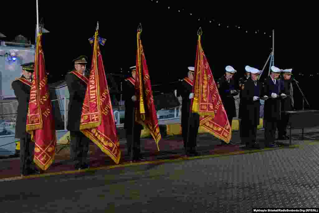 Нагородженню та врученню бойових прапорів у Одесі передувала хвилина мовчання &ndash; в пам&rsquo;ять про загиблих на Донбасі військовослужбовців