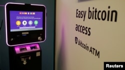 Një automat për tërheqjen e kriptovalutave. Fotografi nga arkivi. 