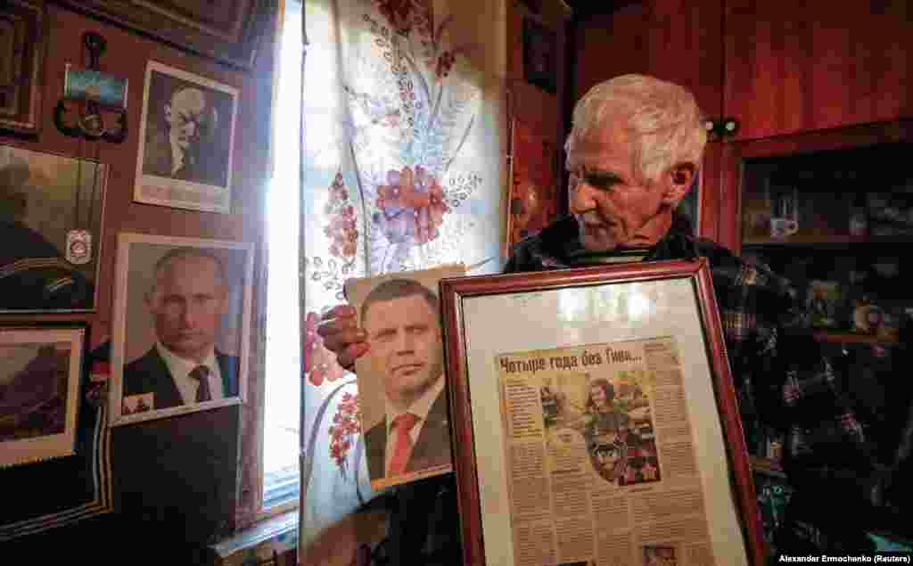 A 72 éves Alekszandr Szkopincev horlivkai házában mutatja az önkényesen kikiáltott szeparatista köztársaság első vezetője, a meggyilkolt Alekszandr Zaharcsenko és a szintén meggyilkolt szeparatista parancsnok, Mihail Tolsztikh portréját Putyin orosz elnöké mellett