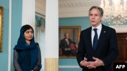 Laureatja e Çmimit Nobel për Paqe, Malala Yousafzai dhe Sekretari amerikan i Shtetit, Antony Blinken. Uashington, 6 dhjetor 2021.