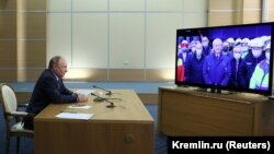 Ресей президенті Путин кейінгі уақытта оқшауланып, жиындардың көбін видео байланыспен өткізетіні байқалады. 