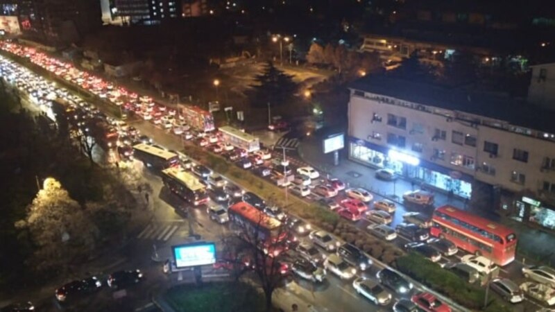 Речиси три часа блокиран сообраќајот во Скопје