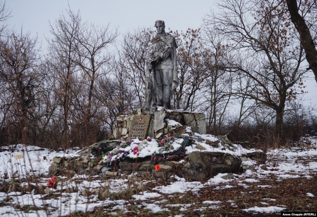 Një përmendore e kohës sovjetike, në një qytet në vijën e frontit, në rajonin e Luhanskut, më 7 dhjetor.
