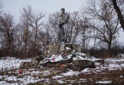 Spomenik iz sovjetske ere u gradu na liniji fronta u regiji Lugansk, 7. decembar