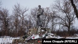 Паметник от съветската ера в близост до фронтовата линия, заснет на 7 декември